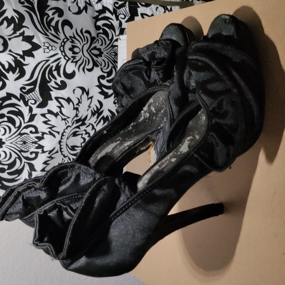 Black ruffled heels size 10